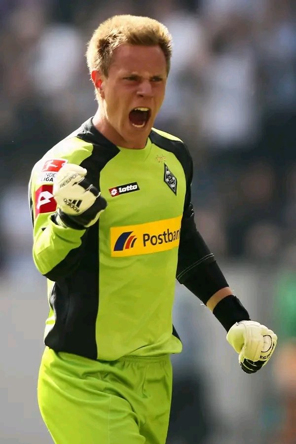 MÖNCHENGLADBACH WIRD DIESE GESCHICHTE NIE WIEDERHOLEN: Vor fünfzehn Jahren im Borussia-Park wurde der junge Marc-André ter Stegen von Lucien Favre in ein entscheidendes Derby geworfen. Der 18-Jährige lieferte eine herausragende Leistung ab und half dabei, einen dramatischen 5:1-Sieg zu sichern, der zu einem prägenden Moment seiner Karriere und der Vereinsgeschichte wurde.