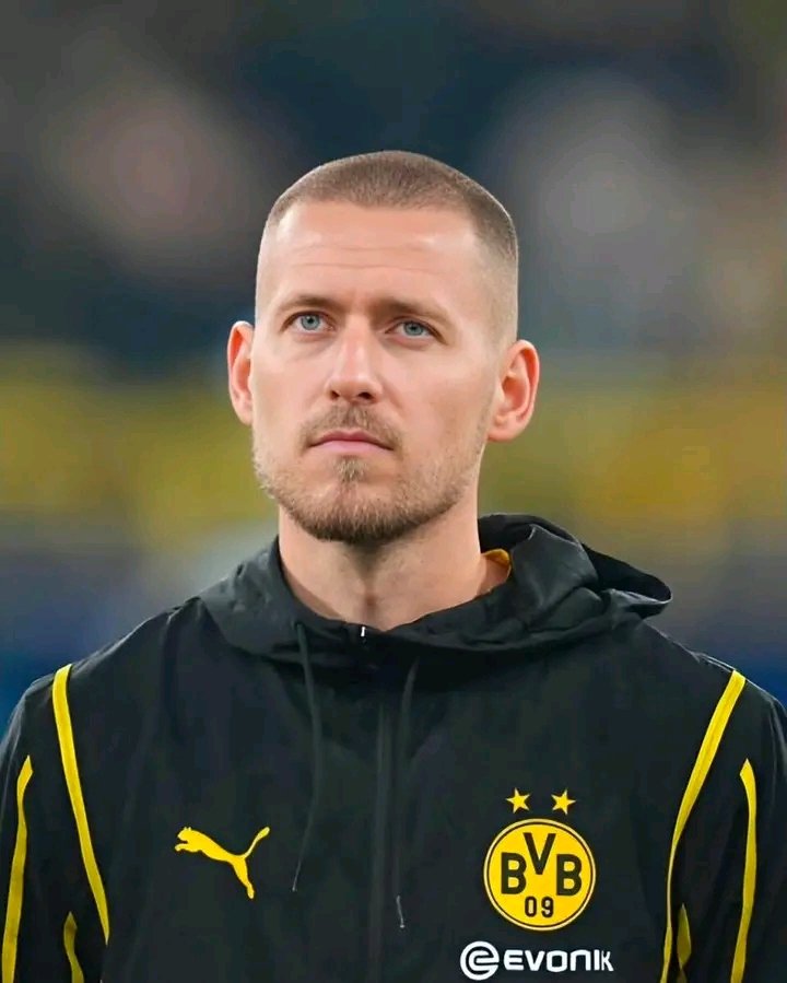 „Borussia Dortmund ist unter Schock, da eine Tragödie den Verein überschattet, das Signal Iduna Park verstummt und die Stadt stillsteht. Mannschaft, Fans und die Fußballwelt trauern zutiefst nach verheerenden Nachrichten, die alle Beteiligten tief erschüttert haben.“