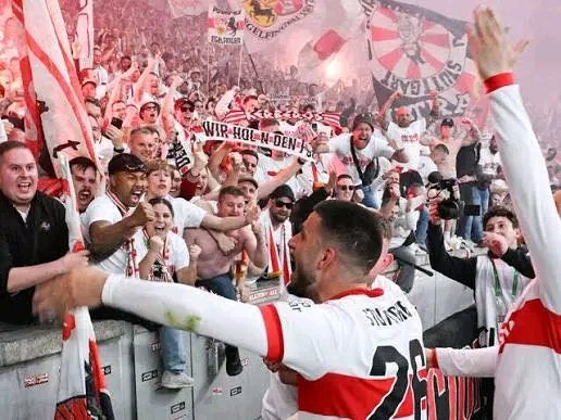 🗣️ „So etwas habe ich in der MHPArena noch NIE gehört… das geht gerade weltweit viral. Nein, dieser Gesang ist eigentlich schon illegal… die Stuttgart-Fans haben gerade das Internet gesprengt.“ 🗣️ „Man bekommt Gänsehaut sogar durch den Bildschirm… das ist pure Fan-Ekstase.“ 🗣️ „Alle stellen sich gerade dieselbe Frage… WIE sind sie auf DAS gekommen?“ Die ganze Geschichte unten 👇