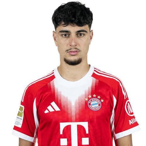 SPANNUNG: Aleksandar Pavlović sorgt derzeit beim FC Bayern München für große Unruhe. Medienberichten zufolge hat der junge Mittelfeldspieler intern deutlich gemacht, dass er bereit ist….