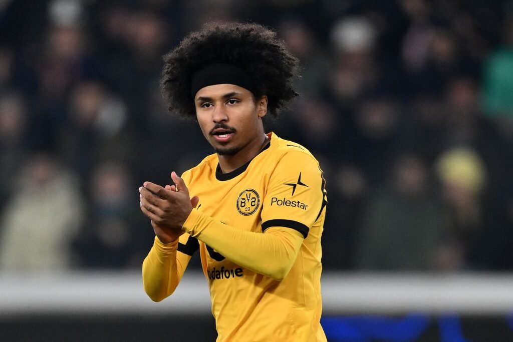 Karim Adeyemi verlängert Vertrag bei Borussia Dortmund Karim Adeyemi hat seinen Vertrag bei Borussia Dortmund verlängert und bleibt damit weiterhin Teil des langfristigen Projekts des Vereins.