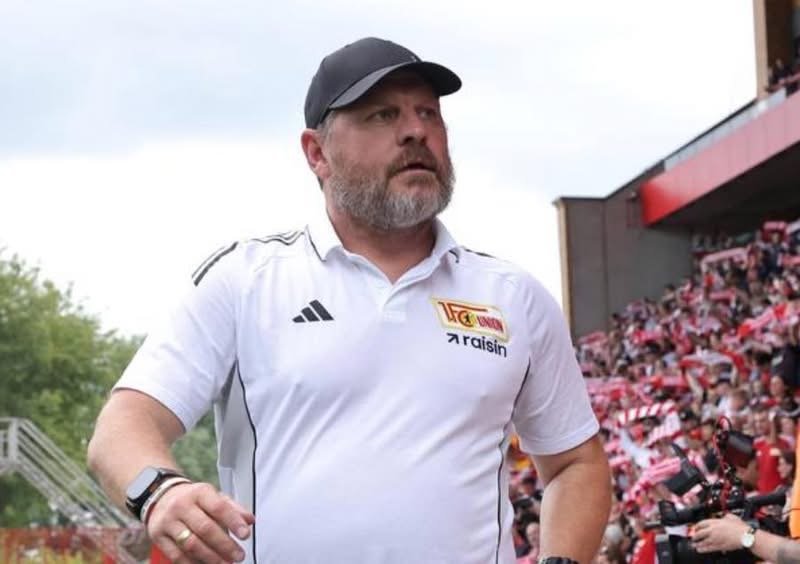 🚨 EXPLOSIVES UPDATE BEI UNION BERLIN! ⚡ Steffen Baumgart fällt aufgrund eines plötzlichen familiären Notfalls für fünf entscheidende Spiele aus. 💔 Fans sind fassungslos, die Mannschaft geschockt, und der Klub muss Strategien ohne seinen einflussreichen Trainer anpassen. Das Timing könnte dramatischer nicht sein, mit wichtigen Spielen, die bevorstehen. Unterstützer überschwemmen die sozialen Medien mit Botschaften der Solidarität, während Rivalen Unsicherheit wittern. Union Berlin steht vor einer emotionalen und taktischen Herausforderung, während die Fußballwelt jeden Moment verfolgt. ⚽🔥