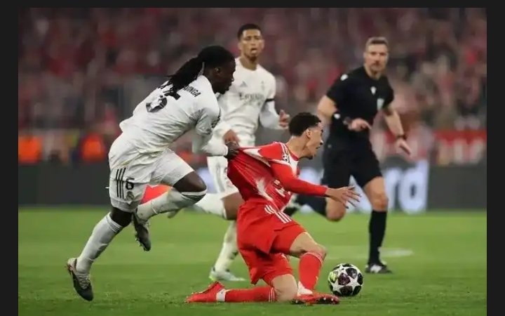 Bayern München Sportdirektor Max Eberl reagiert auf Real Madrids Protest gegen die Rote Karte von Camavinga