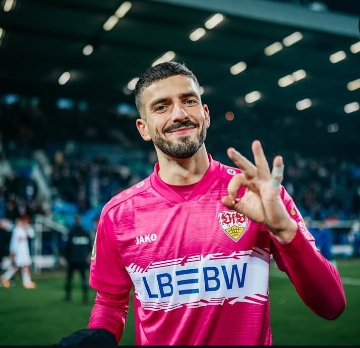 AUF WIEDERSEHEN, TRAURIGE NACHRICHTEN: Der Torhüter des VfB Stuttgart, Fabian Bredlow, hat offiziell seinen Abschied vom Team bekannt gegeben, nach einem intensiven Kabinenstreit mit dem Trainer…