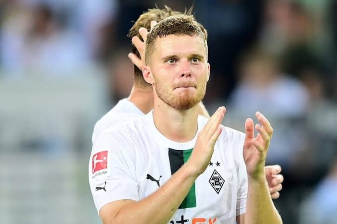 AUF WIEDERSEHEN, TRAURIGE NACHRICHTEN: Borussia Mönchengladbach-Verteidiger Nico Elvedi hat offiziell seinen Abschied vom Team bekannt gegeben, nachdem… .