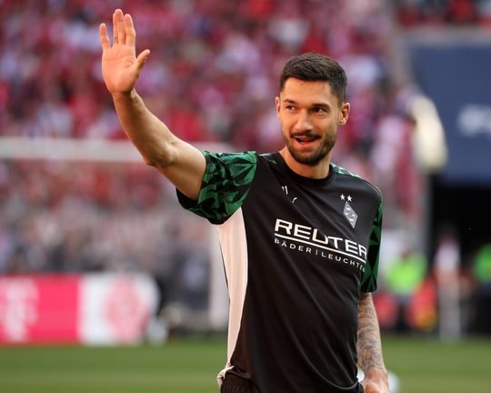 🚨 GLADBACH IM TOTALEN CHAOS! 🚨 Borussia Mönchengladbach wird von explosiven Berichten erschüttert, wonach Tim Kleindienst seinen Vertrag nach einem schockierenden Streit um eine Gehaltskürzung von 90.000 € abrupt aufgelöst haben soll. Die Kabine steht unter Spannung, die Fans sind wütend, und die Spekulationen verbreiten sich wie ein Lauffeuer. Sollte sich dies bestätigen, könnte diese Bombe die gesamte Saison des Vereins entgleisen lassen. Der Druck auf die Vereinsführung wächst, da die Anhänger dringend Antworten fordern.