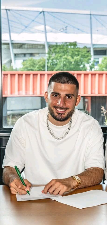 🔥🇩🇪 Große Entscheidung bei Stuttgart! Deniz Undav hat seinen Vertrag beim VfB Stuttgart verlängert und damit ein starkes Zeichen für Loyalität und Vertrauen gesetzt. Trotz des intensiven Drängens von Trainer Sebastian Hoeneß bleibt der deutsche Nationalspieler den Schwaben treu und glaubt weiterhin an die sportliche Zukunft des Vereins. Fans feiern die Verlängerung bereits wie einen großen Transfer-Coup. Mit Undav bleibt nicht nur ein Top-Torjäger, sondern auch ein wichtiger Leader in der Mannschaft des VfB Stuttgart erhalten. ⚪🔴🔥