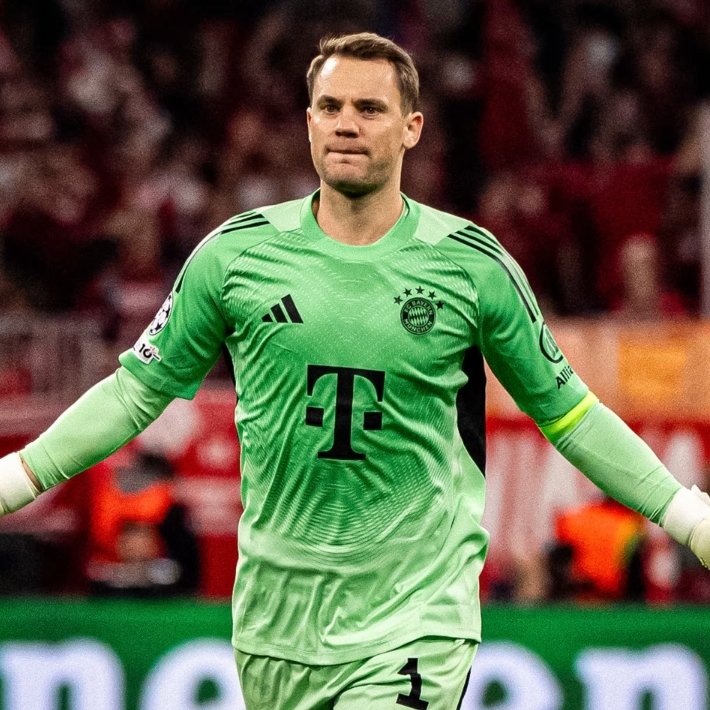 Manuel Neuer ist ein deutscher Torwart und Bayern-München-Legende. Als „sweeper-keeper“ revolutionierte er die Position mit seiner Schnelligkeit, Ballkontrolle und seinem Spiel außerhalb des Strafraums. Weltmeister 2014 und mehrfacher Bundesliga-Meister, gilt er weithin als einer der besten Torhüter aller Zeiten.