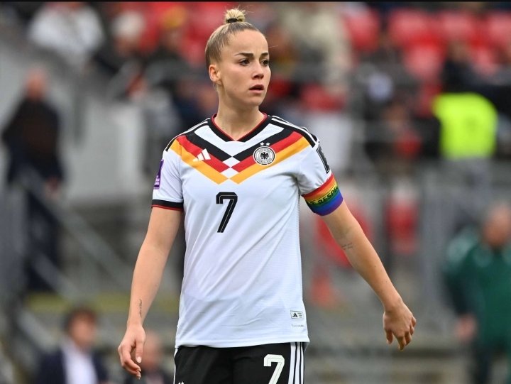 Bayern-Star Giulia Gwinn hat sich erfolgreich einer Schulter-OP unterzogen. Der Eingriff verlief ohne Komplikationen, teilte der Verein mit. Für die Nationalspielerin ist es ein wichtiger Schritt zurück auf den Platz. Die Genesung läuft, ihr Comeback ist geplant, aber noch offen. Fans wünschen ihr schnelle und starke Rückkehr.