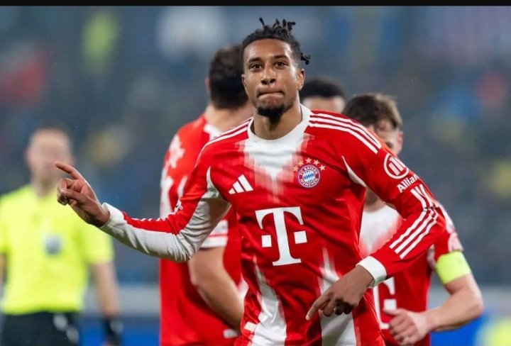 Michael Olise, geboren 2001, ist ein französischer Flügelspieler, der im Juli 2024 von Crystal Palace zum FC Bayern München wechselte. Bekannt für sein Dribbling, seinen linken Fuß und seine Freistoß-Präzision, wurde er schnell zu einem wichtigen Spieler für Bayern. Kreativ, ruhig unter Druck, bringt er Flair und Vorlagen von der rechten Außenbahn.