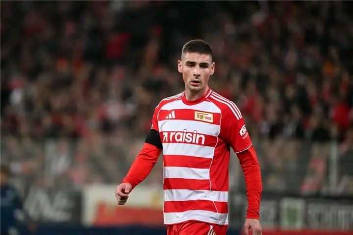 🚨 TRANSFER-BOMBE! 🚨 Andrej Ilić zählt aktuell zu den heißesten Namen auf dem Transfermarkt. Coventry City und Fulham liefern sich ein erbittertes Rennen um die Unterschrift des Union-Berlin-Stürmers. Nach starken Leistungen in der Bundesliga könnte nun die Premier League warten. Die große Frage: Verkauft Union seinen Star oder hält man an ihm fest?