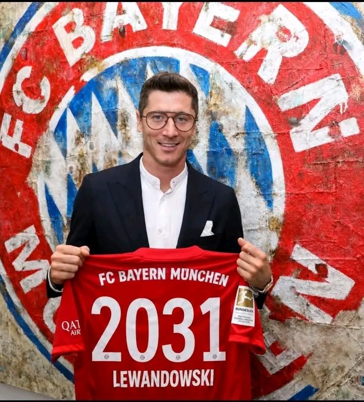 „Der Fußball erlebt das Unfassbare. Robert Lewandowski kehrt nach Hause zurück. Nach Jahren der Abwesenheit hat die Legende von FC Bayern Munich seine