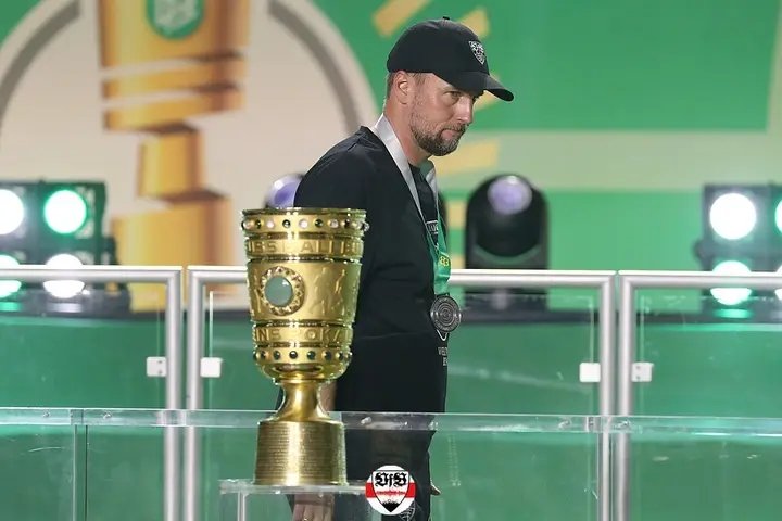 🔴⚪ Der VfB Stuttgart zeigte über weite Strecken eine starke Leistung und war gegen den FC Bayern München das aktivere Team. Mit mutigem Offensivfußball und großem Einsatz erspielten sich die Schwaben mehrere gute Chancen und hielten die Partie lange offen. Doch dann schlug Bayern-Star Harry Kane eiskalt zu und nutzte eine seiner Möglichkeiten konsequent aus. Trotz der Niederlage kann der VfB auf seine engagierte Vorstellung aufbauen, auch wenn das Ergebnis am Ende enttäuschend ausfiel.