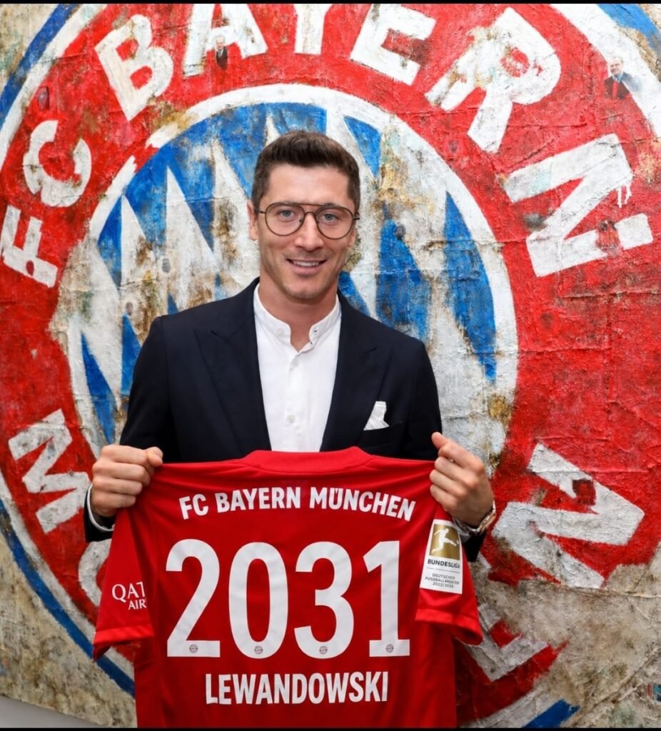„Der Fußball erlebt das Unfassbare. Robert Lewandowski kehrt nach Hause zurück. Nach Jahren der Abwesenheit hat die..