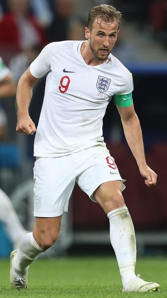 Harry Kane gewann die *Torjägerkanone* zum dritten Mal in Folge mit 36 Bundesliga-Toren in der Saison 2025/26. Außerdem holte er den *DFB-Pokal*, nachdem Bayern Stuttgart im Finale besiegt hatte. Kane krönte die Saison mit einem Hattrick gegen Köln am letzten Bundesliga-Spieltag.