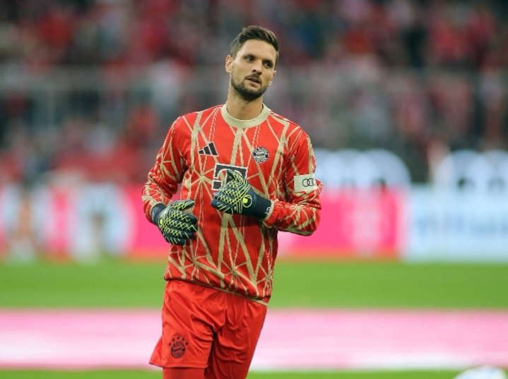 Sven Ulreich verlängerte seinen Vertrag bei Bayern um *ein weiteres Jahr* und bleibt damit erfahrener Backup. Der 37-jährige Torhüter ist weiterhin ein verlässlicher Stellvertreter für Manuel Neuer und Mentor für den jungen Jonas Urbig. Ulreich wird für seine Zuverlässigkeit, seine Rolle in der Kabine und seine Loyalität über 8+ Jahre an der Säbener Straße geschätzt.