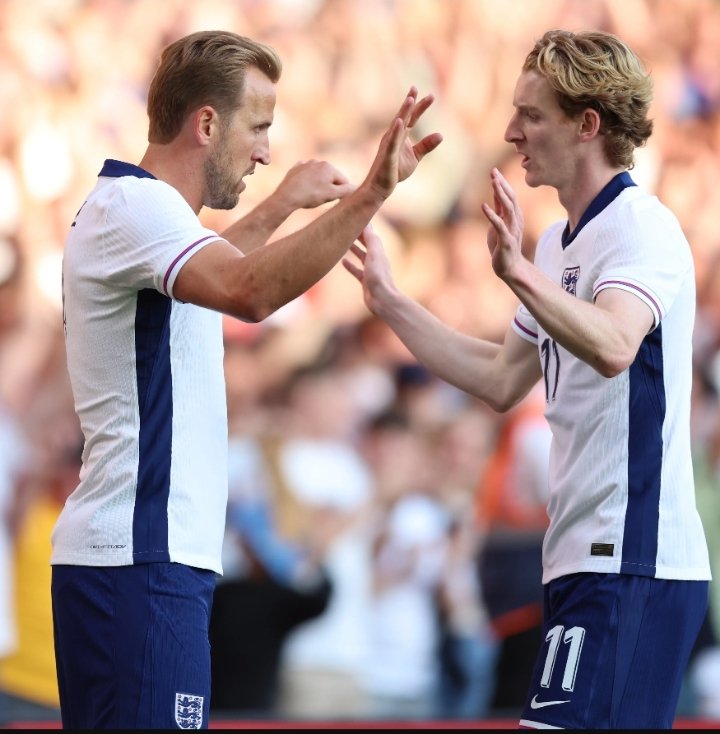 Bayerns Plan für einen *Harry Kane-Backup* ist geplatzt. Mit Anthony Gordon gab es schon Einigung über Vertragskonditionen. Doch Barcelona griff ein und bot £70 Mio. Nun steht Bayern ohne Plan B da und muss neu verhandeln. Ein Backup für Kane wird vor der neuen Saison aber weiter gesucht.