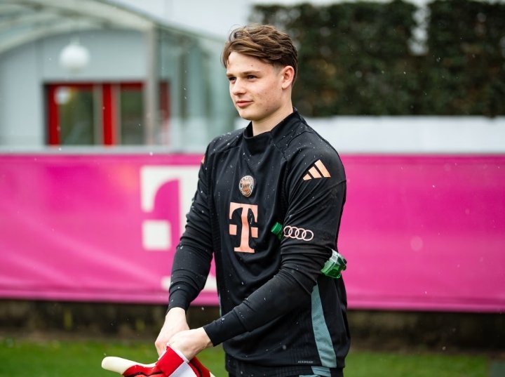 Jonas Urbig, 22, ist Manuel Neuers designierter Nachfolger bei Bayern. Neuer betreut ihn noch ein Jahr als Mentor, während Urbig Erfahrung sammelt. Bayern sehen ihn als langfristige Nummer 1. Er fällt aktuell verletzt aus, bleibt aber trotz des verpassten Saisonfinales zentral für die Torwart-Zukunft des Klubs.