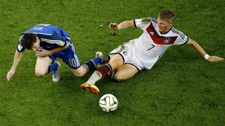 🇩🇪 Nach dem WM-Aus 2026: Deutschland vermisst einen Anführer wie Bastian Schweinsteiger Das frühe Ausscheiden der deutschen Nationalmannschaft bei der Weltmeisterschaft 2026 hat eine intensive Debatte über die Zukunft des DFB-Teams ausgelöst. Experten
