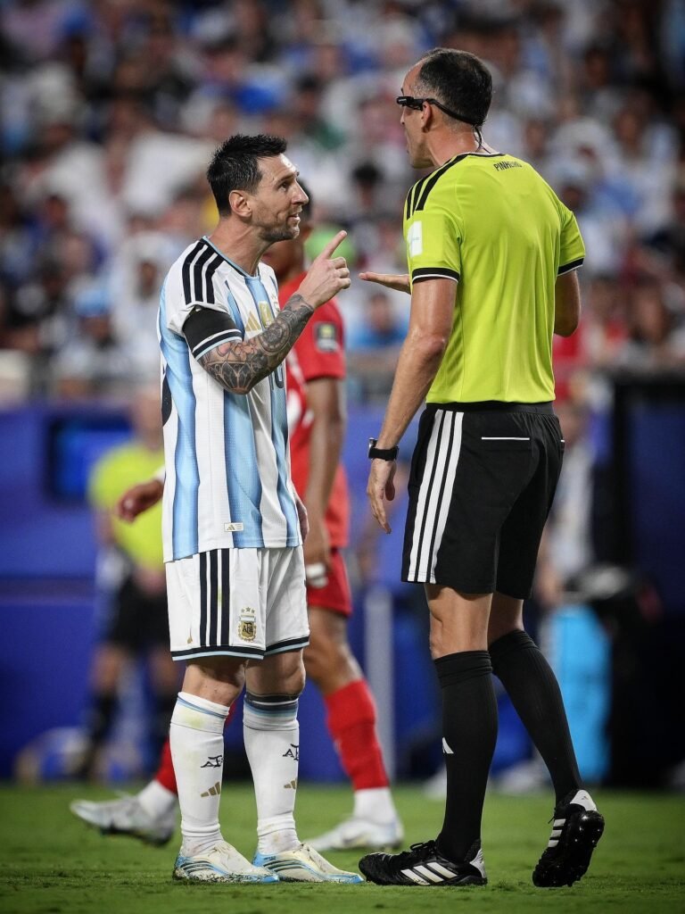 🚨 WELTMEISTERSCHAFT IM AUSNAHMEZUSTAND! Messi rastet aus – Schiedsrichter-Drama sorgt weltweit für Empörung! Die Fußball-Weltmeisterschaft 2026 erlebt ihren bislang explosivsten Moment! Was sich während Argentiniens heiß umkämpftem K.-o.-Spiel ereignete, sorgt weltweit für hitzige Diskussionen und entfacht eine neue Debatte über