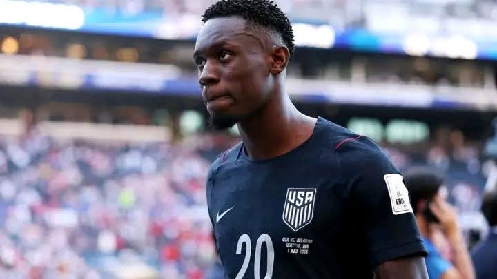 Folarin Balogun hat die Diskussionen um seine zurückgenommene Sperre nach dem WM-Achtelfinal-Aus der USA gegen Belgien als nicht persönlich bezeichnet. Er sei an dem Prozess nicht beteiligt gewesen und habe die Entscheidungen akzeptiert, sagte der Stürmer nach dem 1:4. Balogun hatte im Sechzehntelfinale gegen Bosnien-Herzegowina die Rote Karte gesehen, die FIFA setzte die Sperre nach einem Anruf von US-Präsident Donald Trump bei Gianni Infantino zur….